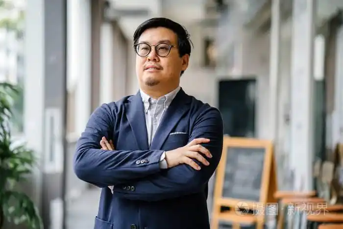 他戴着眼镜, 看起来时髦, 聪明, 受过教育和自信.