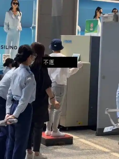 周深演唱会,偶遇周深机场过安检,他真的好低调自己拿着行李,助理都没