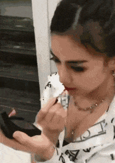 笑话动态图大全gif 两个美女你喜欢那个左边的还是右边的