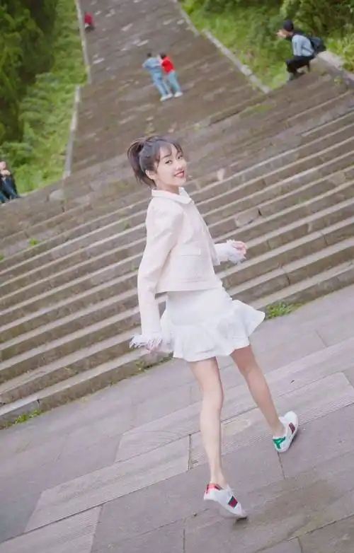 宣璐白色超短裙户外大长腿性感写真_宣璐_超短裙_写真