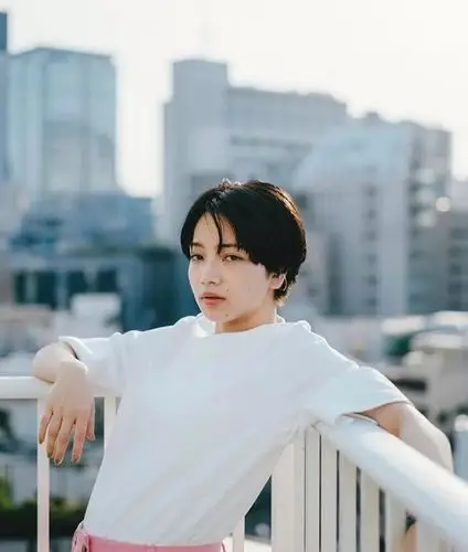 顶着灵气超短发小松菜奈出镜3家日本杂志