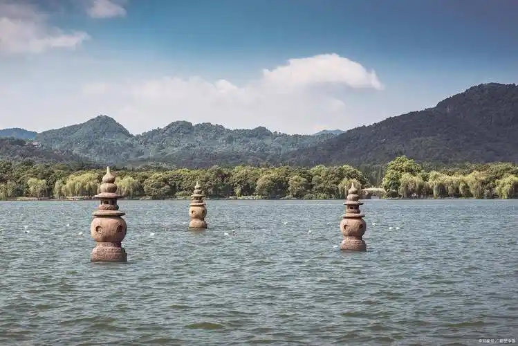 西湖游船在西湖游船的上岛游中,除了游览西湖的美景,还可以游览西湖上