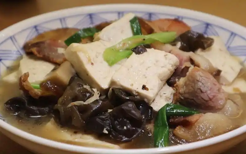 老豆腐和腊肉煮一锅,老豆腐吸满汤汁,每口都十分入味,太好吃了