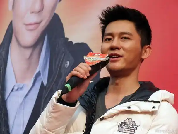 在一个繁华都市的喧嚣中,有一位名叫李晨的年轻男子,他看似平凡,却