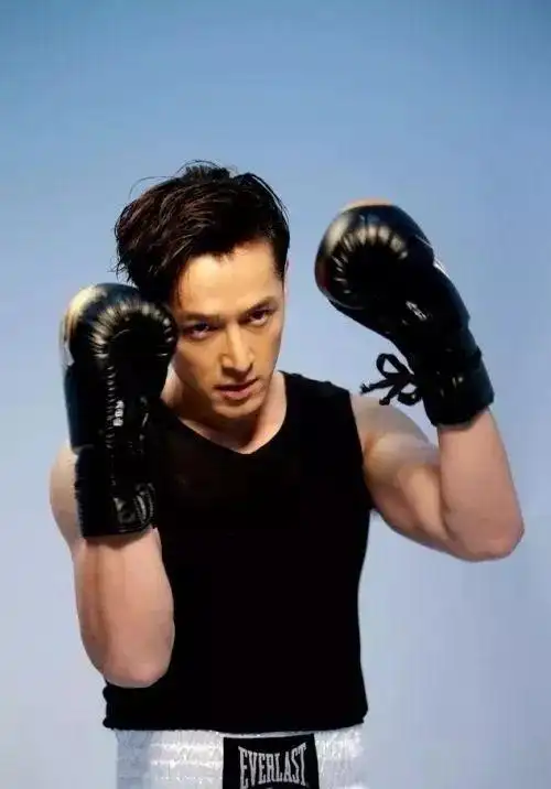 星健闻胸肌腹毛胡歌轻易不脱一脱惊人