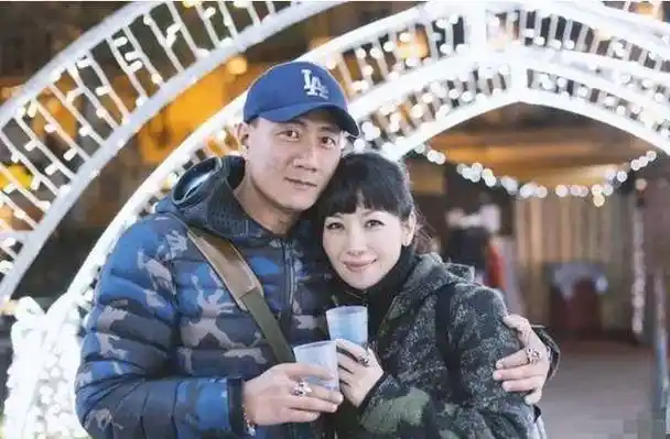 演员胡军,喝酒喝来个老婆,结婚22年零绯闻_卢芳_儿子_硬汉