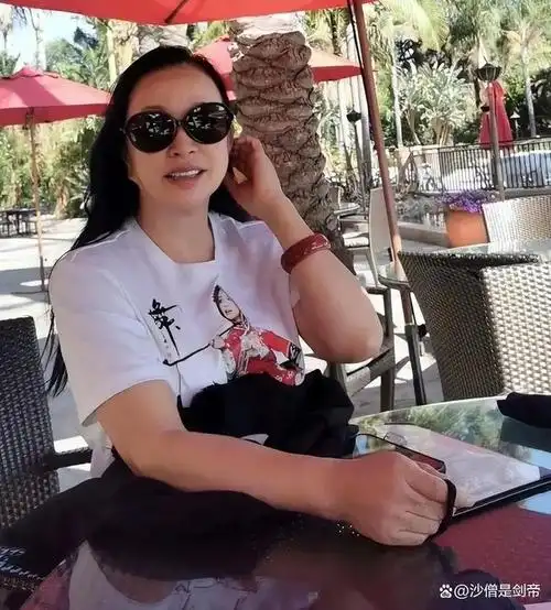 刘晓庆素颜大方,脱去假发展现老奶奶本色,生活照中更显接地气