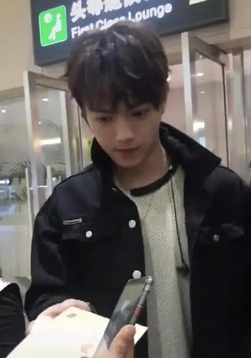 手机被踩后遗症?许凯下飞机见到粉丝第一反应让人心疼