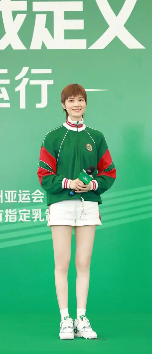 李宇春露腿了##李宇春腿好直