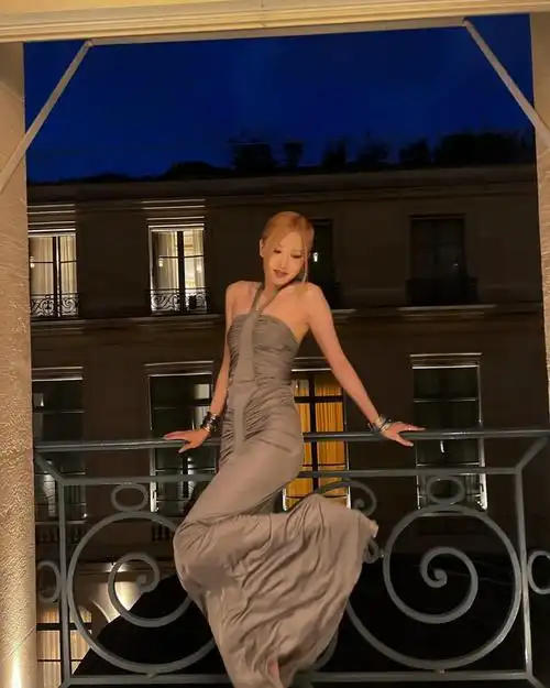 blackpink rosé,紧身露背裙装时尚,身材火辣迷人_腾讯新闻