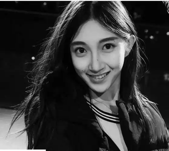 主页 美术高考 校花校草  彭菲茗是清华大学艺术设计和新闻学专业双