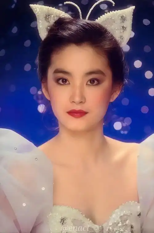 林青霞:婚前经历三任男友,惊艳美貌下蕴藏的情感普通人无法想象