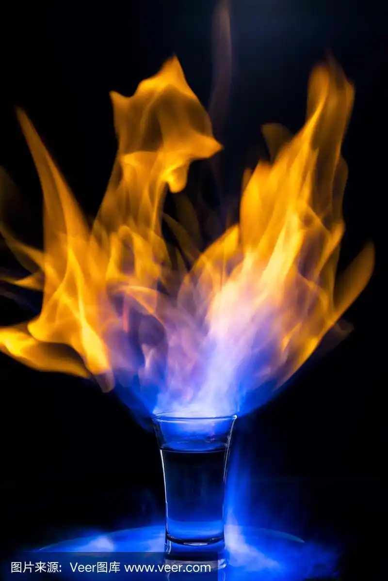 火焰鸡尾酒在黑色背景