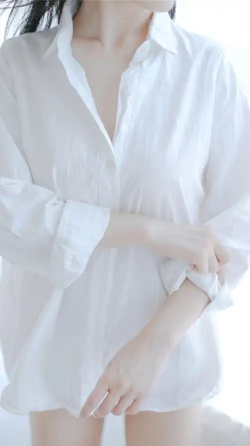 白净衬衣美女性感写真手机壁纸