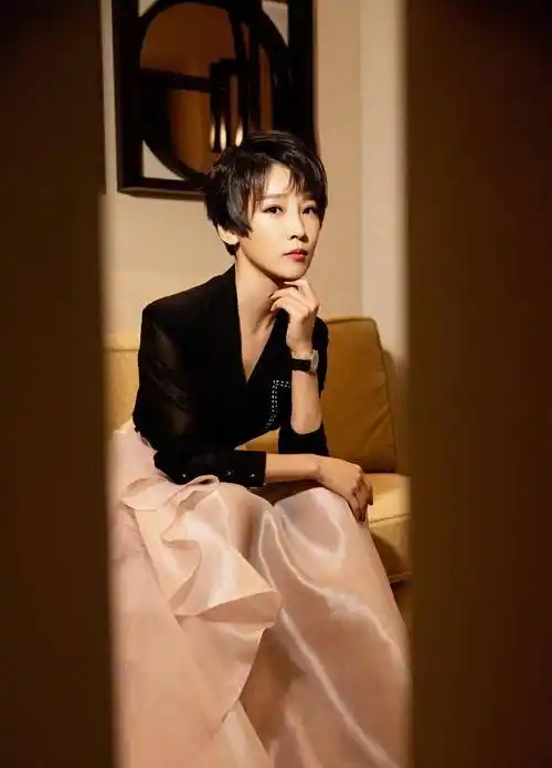 谢楠真给吴京"长脸",穿黑色上衣配纱裙,标志性短发太有质感_连衣裙