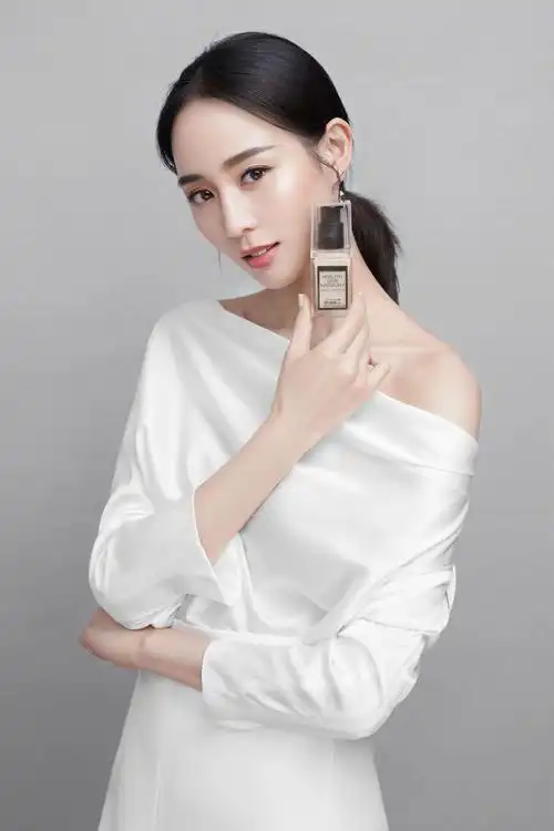 张钧甯温婉大气代言写真图片