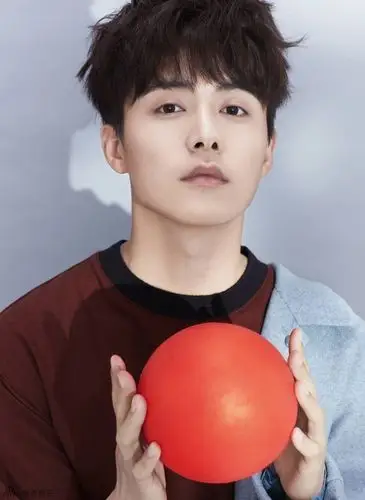 马天宇时尚大片造型 侧颜杀高贵如王子_唯美图片