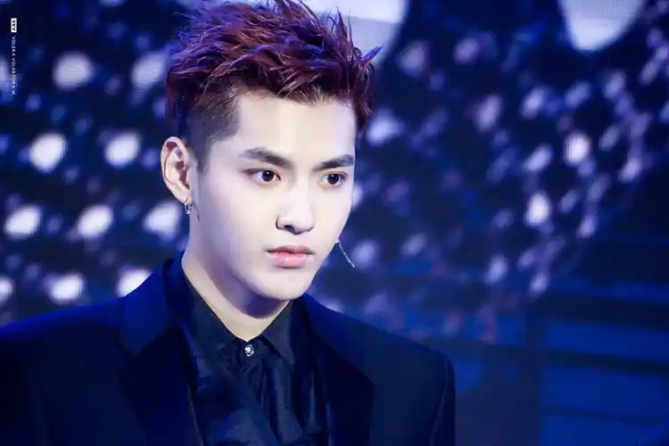 吴亦凡从帅到到摔倒需要几步