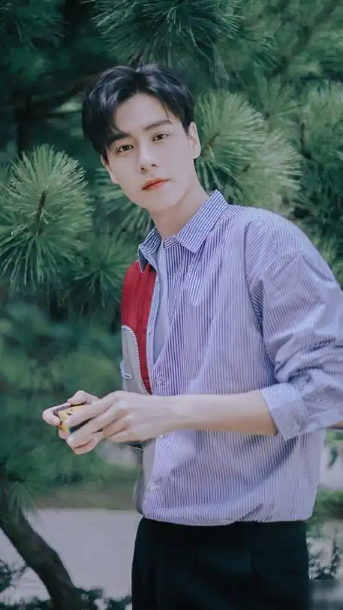 本以为胡一天的脸已够帅,看到他最新照片后,这腿也太会长了