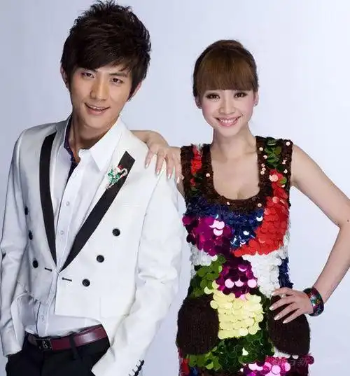 大左入主快乐起飞潮男主播变身邻家大哥哥