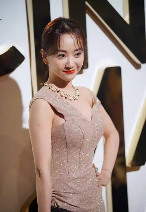 39岁杨蓉似少女,裹身裙大秀丰盈身材,凹凸感太迷人_美感_时尚_颜色