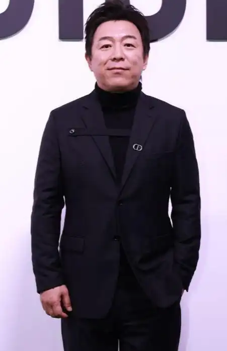 黄渤现身上海时尚活动,帅气亮相黑色毛衣与西装搭配|短发|上海市|电影