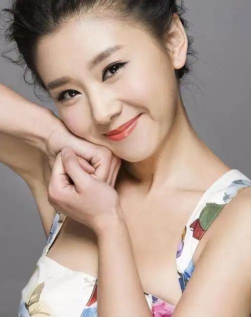 回顾李小萌陪伴老公王雷走红为他放弃演艺事业如今仍恩爱有加