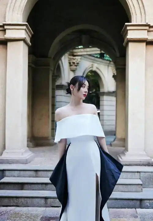 必须是瘦瘦高高的个头才能驾驭,袁姗姗有着165厘米的身高,中等偏高的