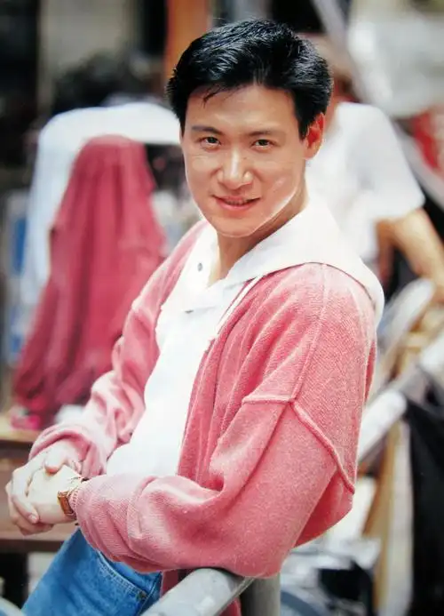 1984年,23岁的张学友参加了首届香港十八区业余歌唱大赛,获得了冠军