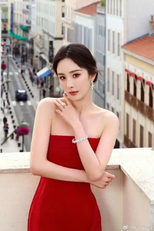 杨幂超话红衣有霸气也有妩媚,怎么不算是带着涂山红红去戛纳了呢,杨幂