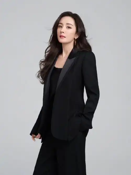 杨幂一袭黑色西装套装简约优雅温柔知性