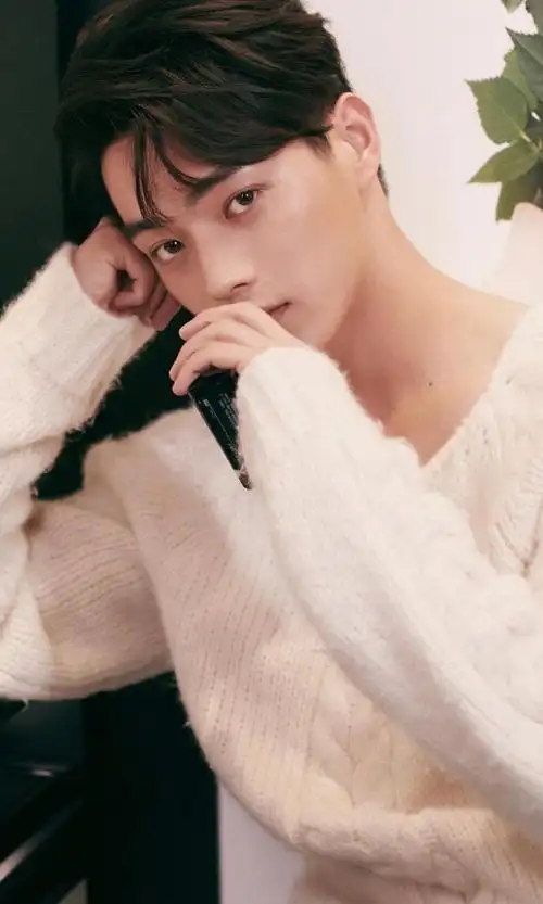 许凯时尚帅气阳光休闲迷人写真,高清图片,手机壁纸