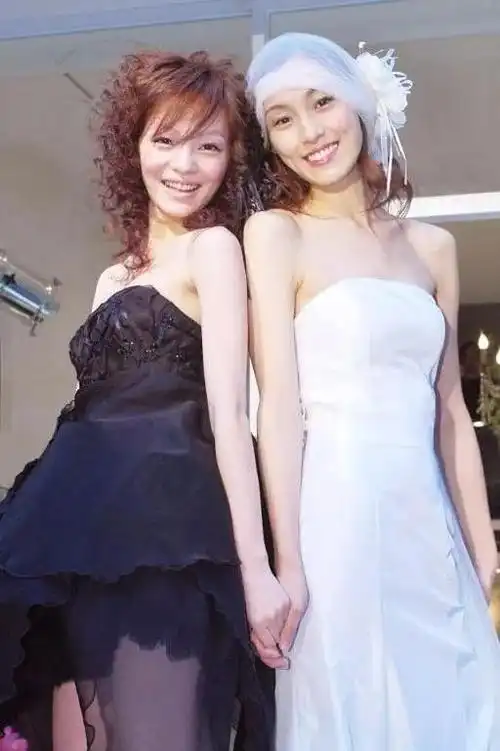 张韶涵和范玮琪昔日同台走秀你觉得一黑一白谁更惊艳