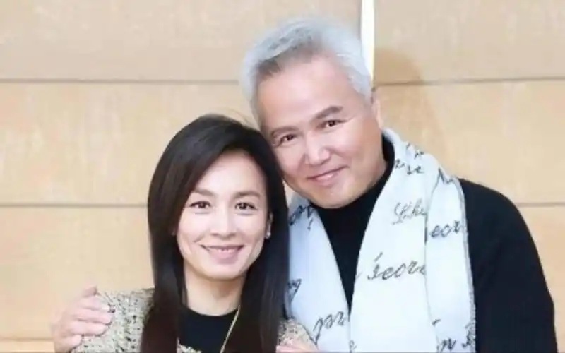 张庭正式复出带货 被指脸色蜡黄牙齿变形