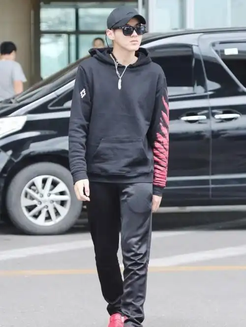 吴亦凡不再凹造型,黑色连帽卫衣搭配土黄色风衣,简约又高级