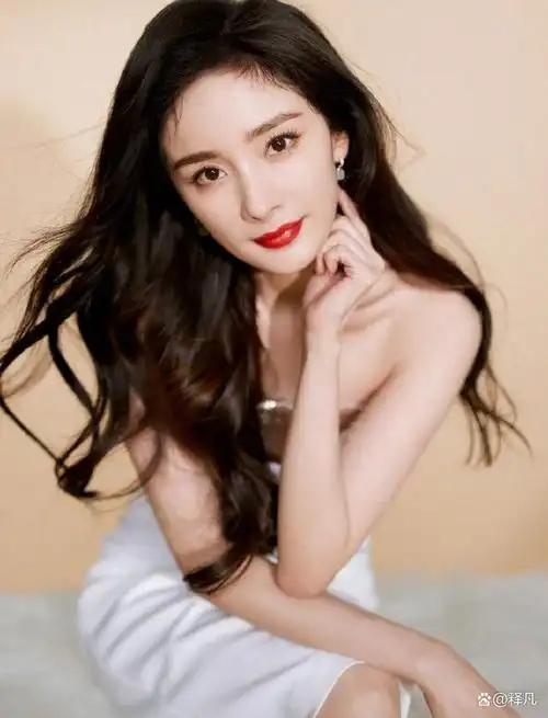 杨幂一袭白色抹胸长裙大秀香肩!肤白貌美大长腿性感撩人