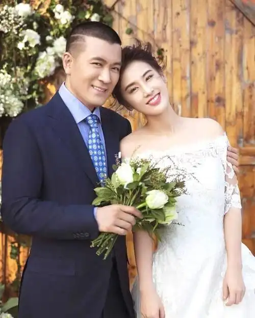 当年她和丈夫杨子的新闻也是圈内众人谈论的话题,至于事实怎样现在也