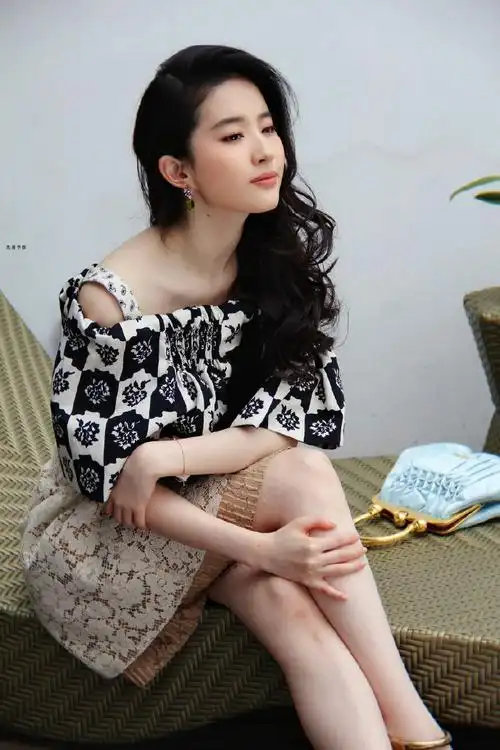 刘亦菲抹胸蝴蝶结粉裙#图刘亦菲时尚芭莎封面#热图阁公众号#@热图阁