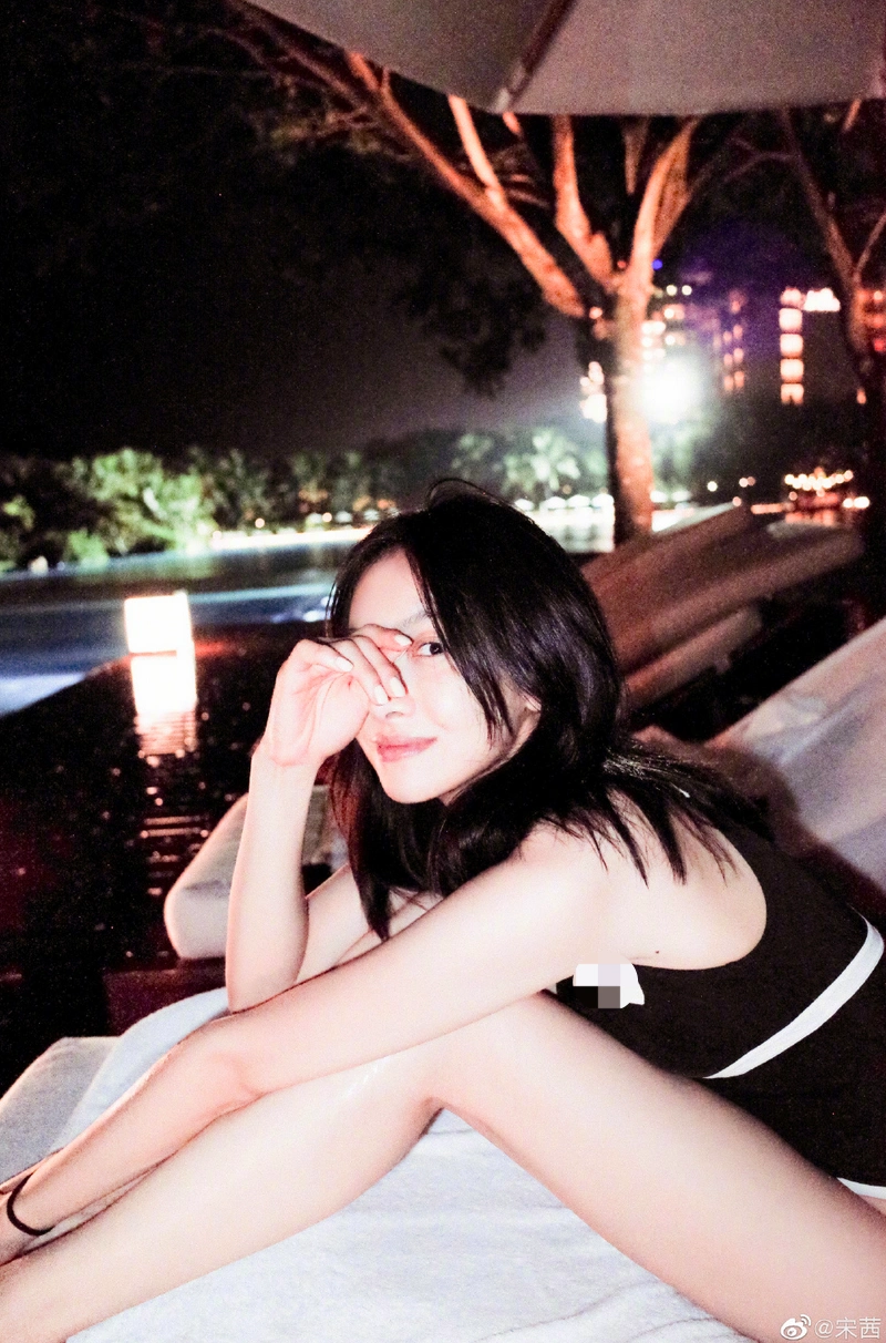 宋茜晒泳装美照坐泳池旁大秀长腿