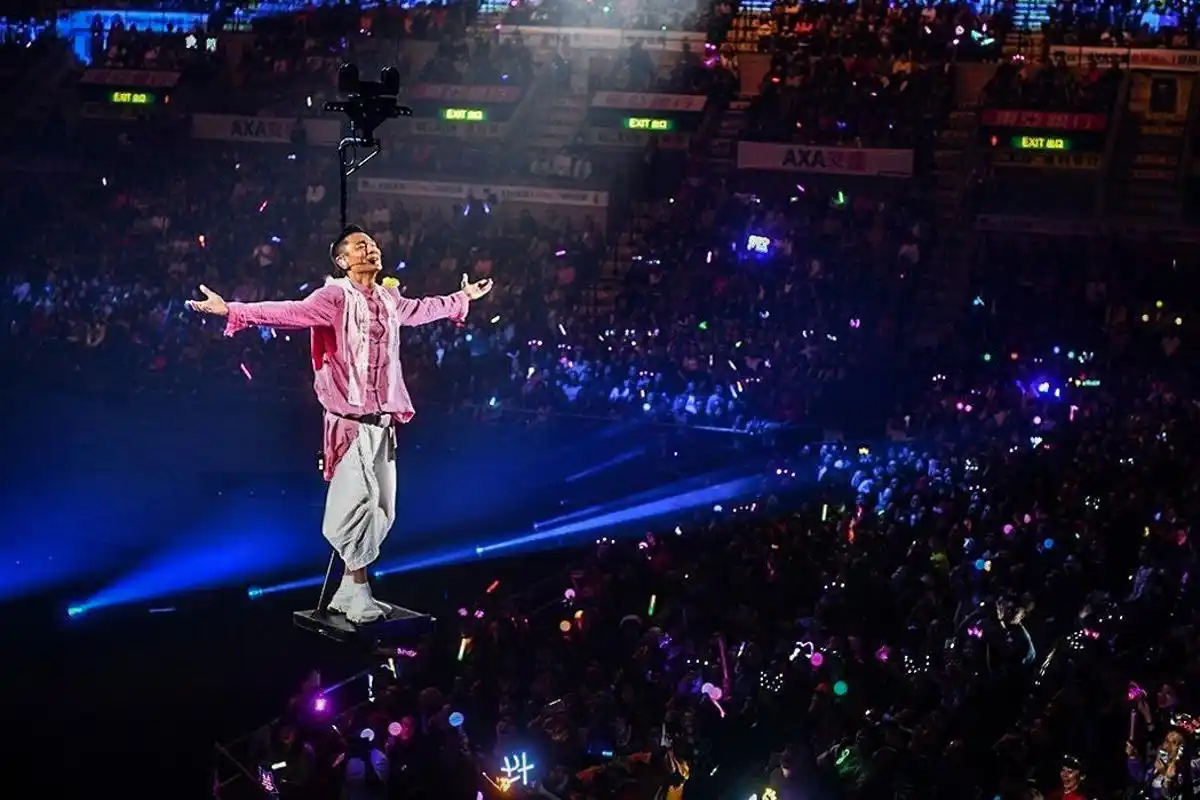 刘德华演唱会大秀肌肉登高敲鼓 骄傲秀女儿画作