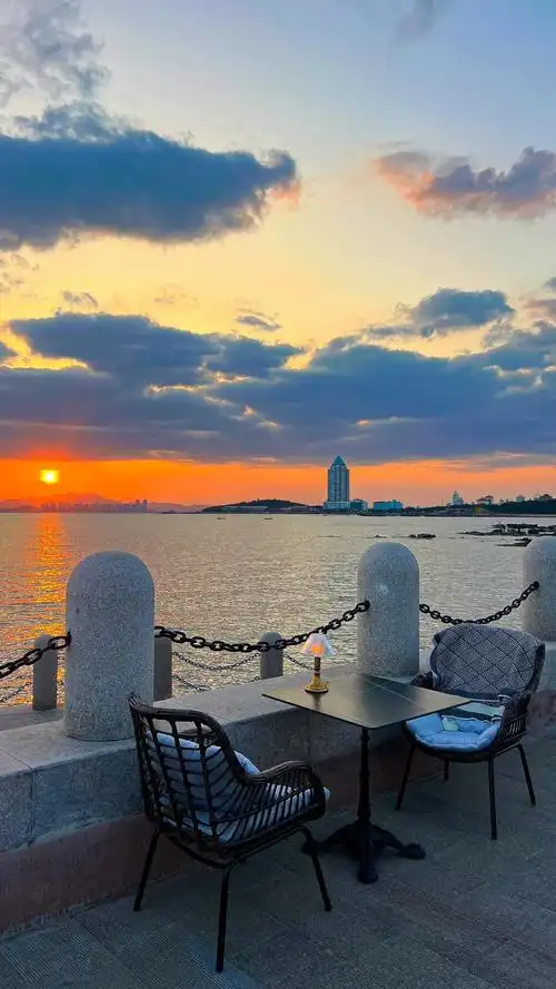 不是国外 是在青岛!海边这个机位美哭!真的好爱青岛!  - 抖音