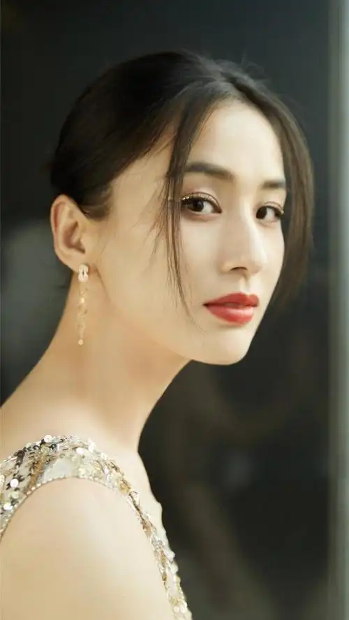 演员黄圣依,气质优雅,舞姿翩翩,来看美照