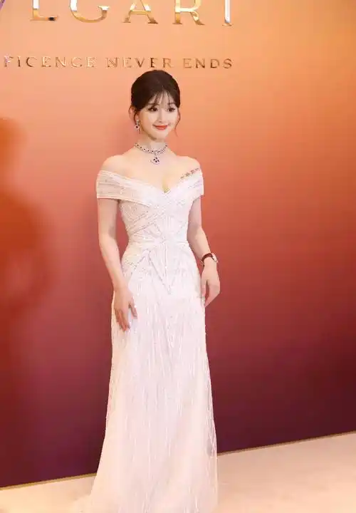 「赵露思」一袭抹胸裙,星河摇曳,明星性感写真美图_感觉_裙子_珠宝