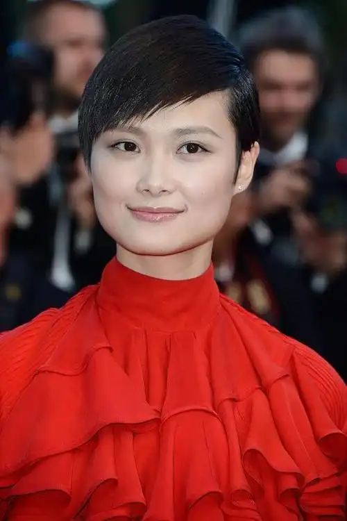 李宇春在外国走红毯穿的通红好惹眼太有明星范了