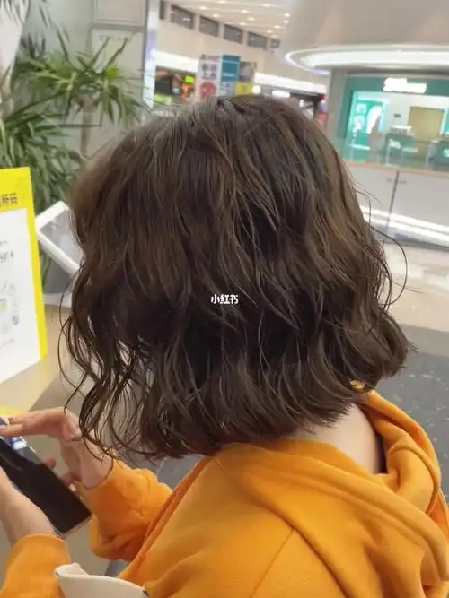 女生短发法式烫发蛋卷头头发多也可以烫哦