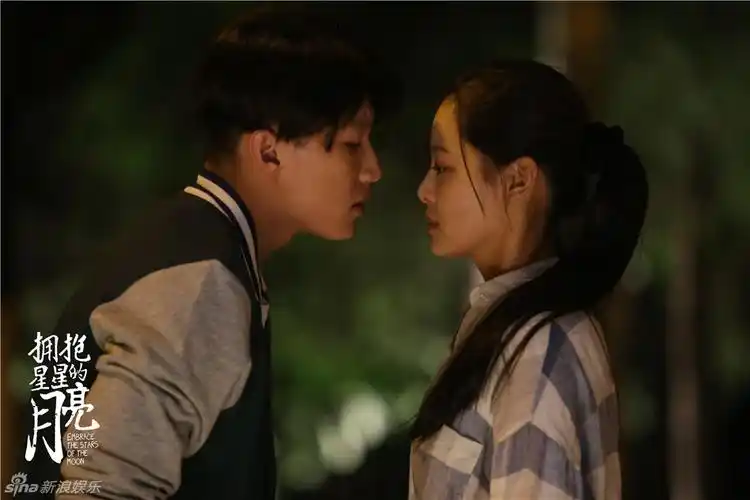 组图:《拥抱星星的月亮》初吻上演甜蜜爱恋_高清图集_新浪网