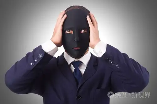 戴着黑色面具的男人νθρωπομεμαρημσκα