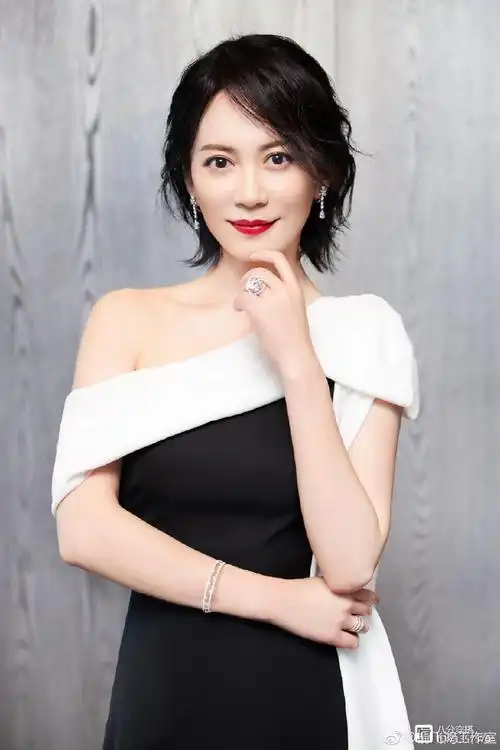 俞飞鸿少女感爆棚,波波头搭配t恤牛仔气场完全不一样,气质优雅