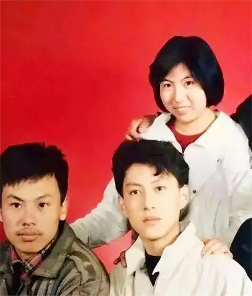 演员靳东的身份惹争议,登新闻联播,竟坐在了主位,地位很不一般