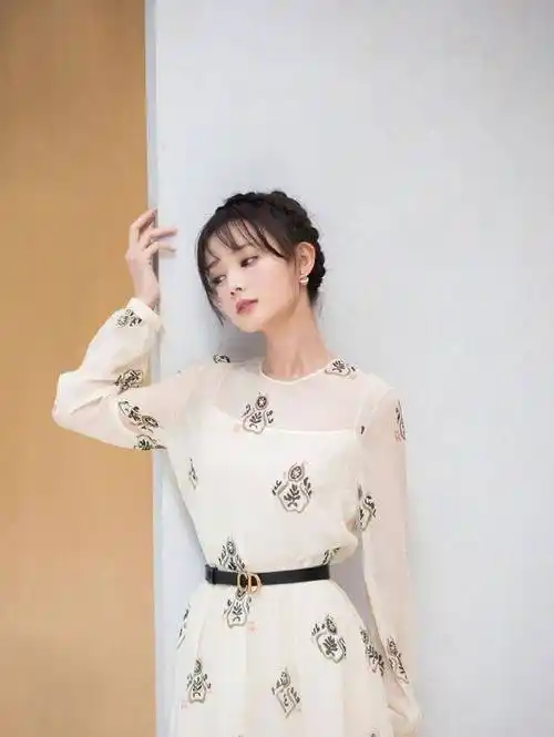 她曾是赵丽颖替身,今穿卡通白t加阔腿裤,简约中带丝时髦感_李一桐